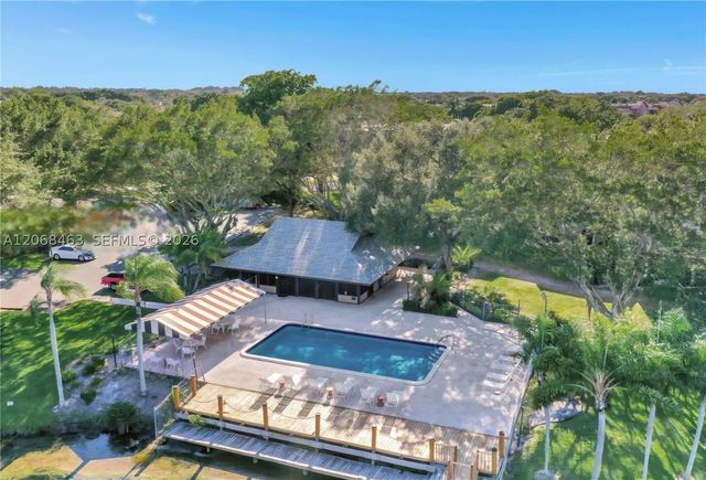 9230 Lagoon Pl 310, Davie, FL 33324