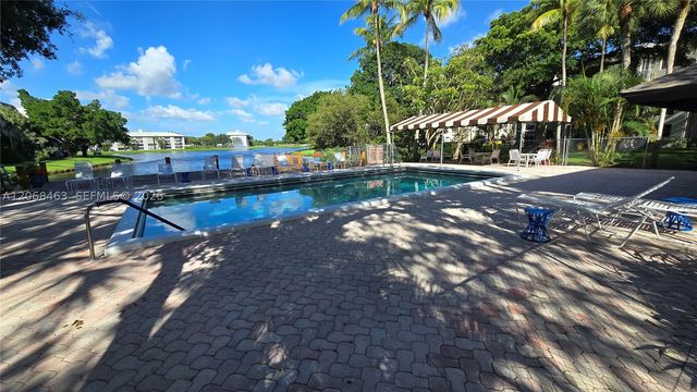 9230 Lagoon Pl 310, Davie, FL 33324