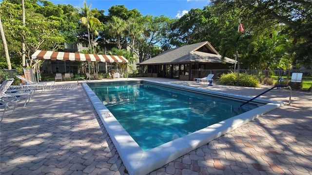9230 Lagoon Pl 310, Davie, FL 33324