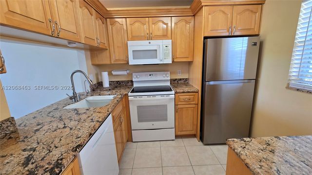 9230 Lagoon Pl 310, Davie, FL 33324