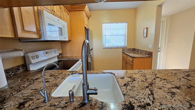9230 Lagoon Pl 310, Davie, FL 33324