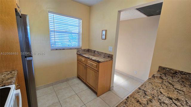 9230 Lagoon Pl 310, Davie, FL 33324