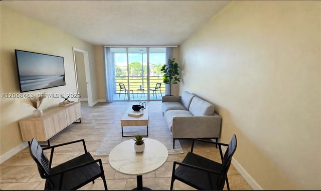 9230 Lagoon Pl 310, Davie, FL 33324