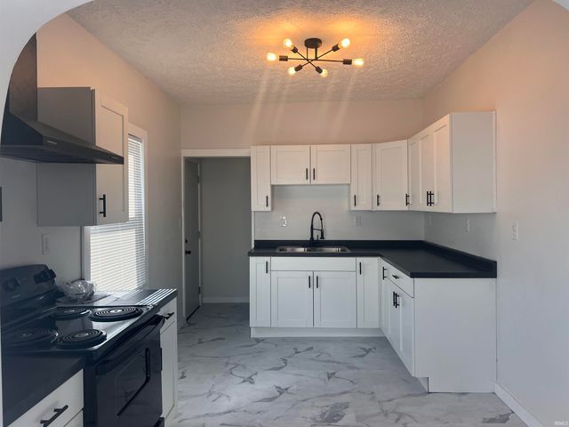 2004 S Walnut Street, Muncie, IN 47302