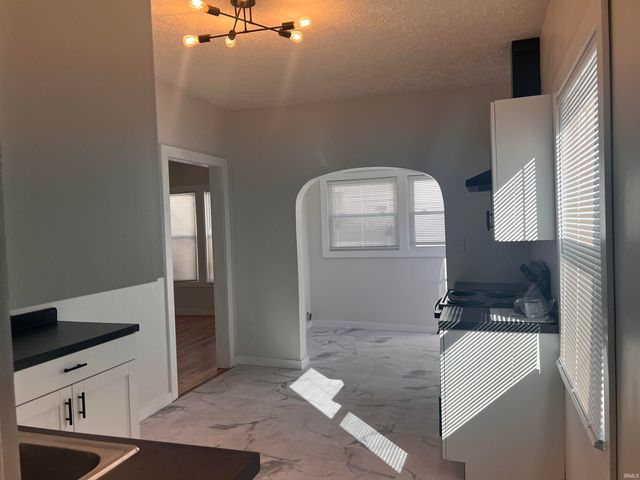 2004 S Walnut Street, Muncie, IN 47302