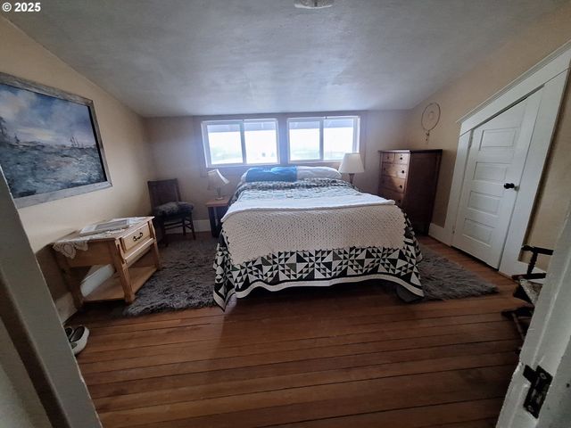 175 S 6TH St, Reedsport, OR 97467