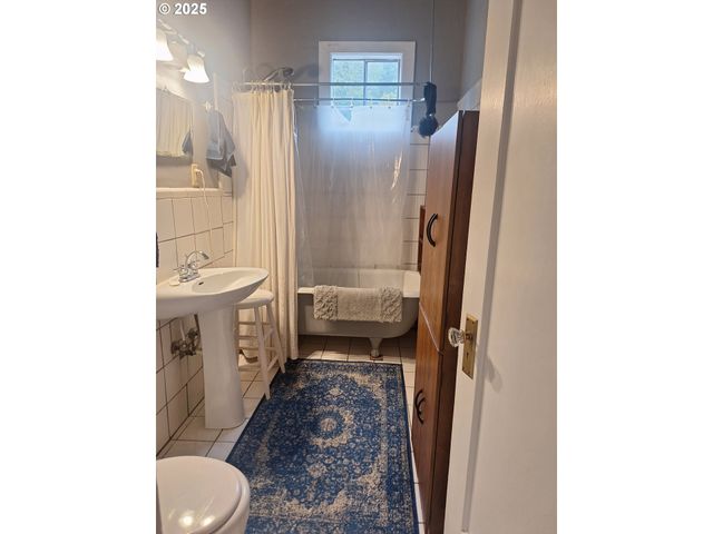 175 S 6TH St, Reedsport, OR 97467