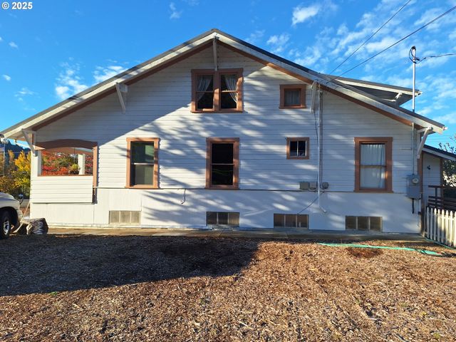 175 S 6TH St, Reedsport, OR 97467