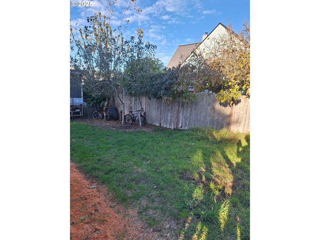 175 S 6TH St, Reedsport, OR 97467