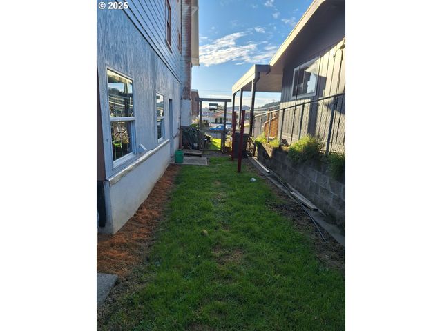 175 S 6TH St, Reedsport, OR 97467