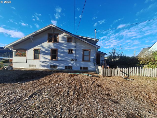 175 S 6TH St, Reedsport, OR 97467