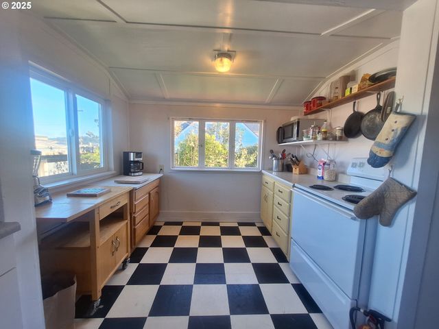 175 S 6TH St, Reedsport, OR 97467