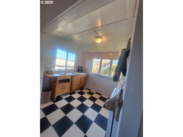 175 S 6TH St, Reedsport, OR 97467