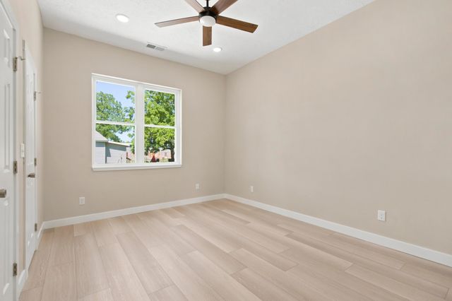 1017 E Commercial Street, Springfield, MO 65803