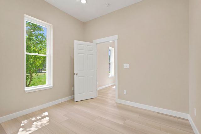 1017 E Commercial Street, Springfield, MO 65803