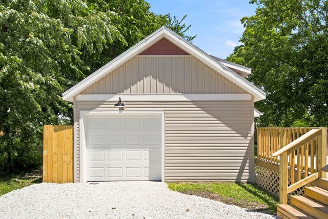 1017 E Commercial Street, Springfield, MO 65803