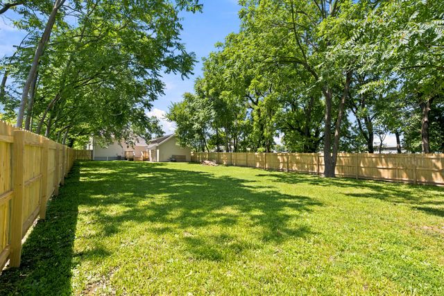 1017 E Commercial Street, Springfield, MO 65803
