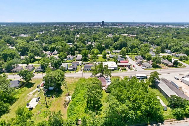 1017 E Commercial Street, Springfield, MO 65803