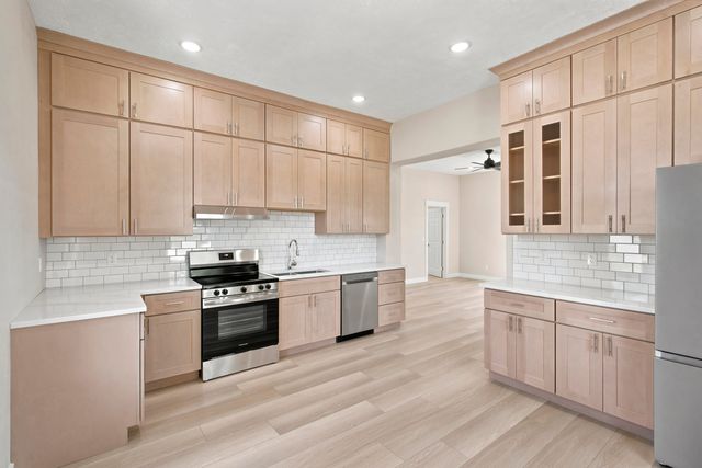 1017 E Commercial Street, Springfield, MO 65803