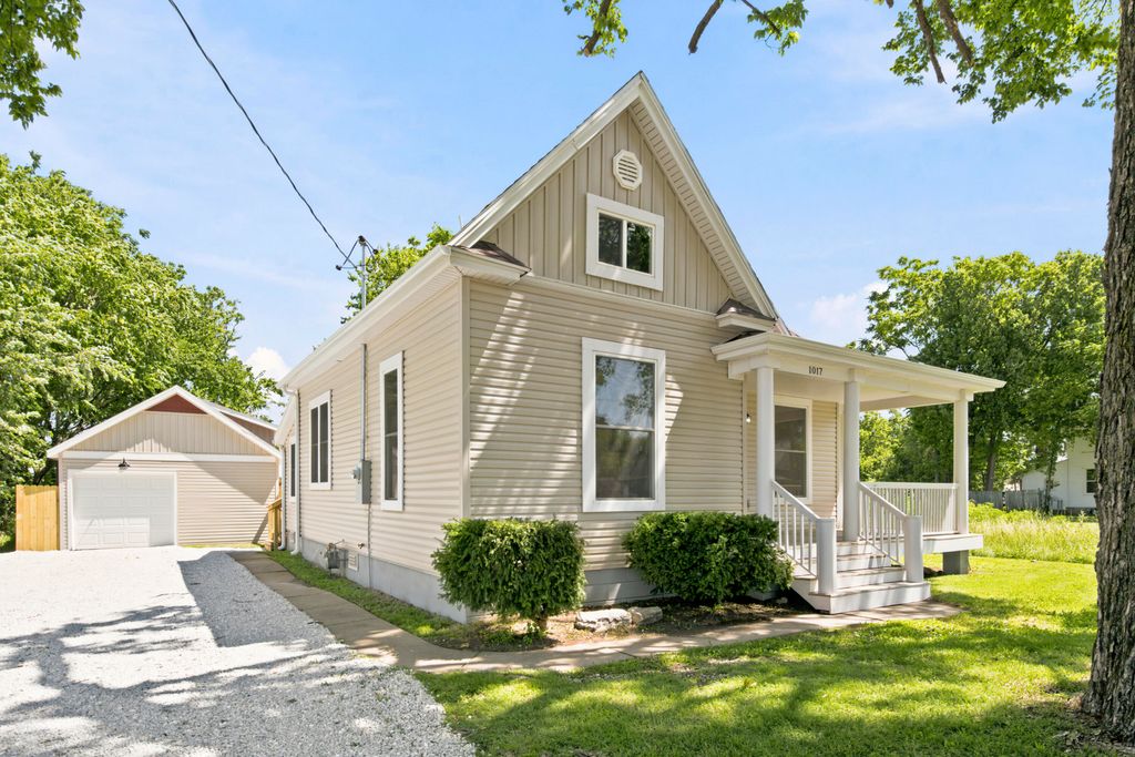 1017 E Commercial Street, Springfield, MO 65803