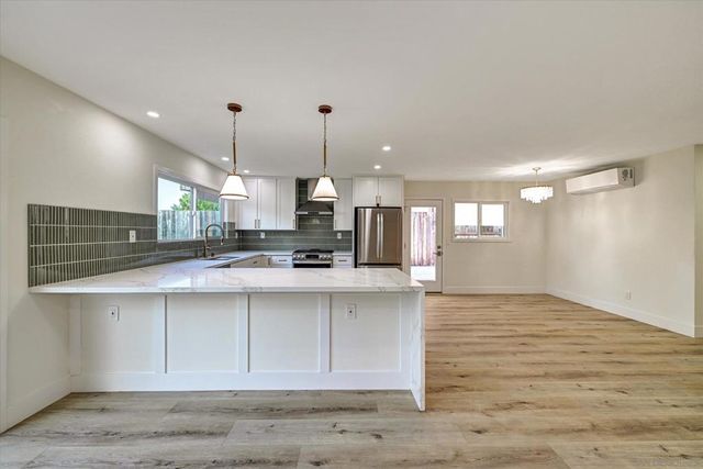 2802 Cowley Way, San Diego, CA 92110