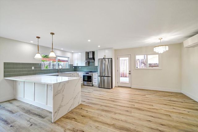 2802 Cowley Way, San Diego, CA 92110