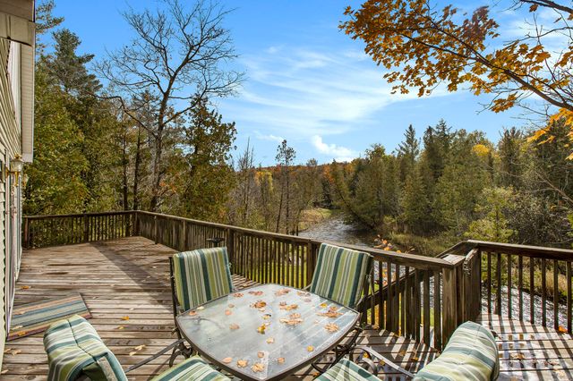 11241 Somers Lane, Honor, MI 49640