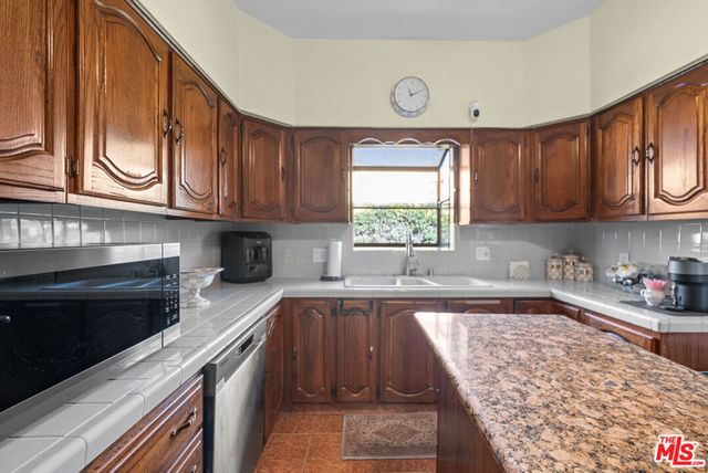 1558 N Kenmore Avenue, Los Angeles, CA 90027