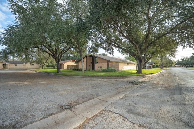 1519 Delwood, Alice, TX 78332