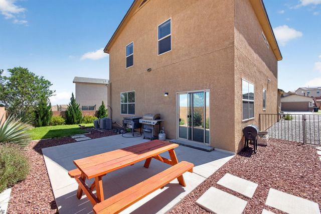 33 Hermanos Loop, Los Lunas, NM 87031