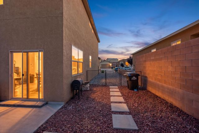 33 Hermanos Loop, Los Lunas, NM 87031