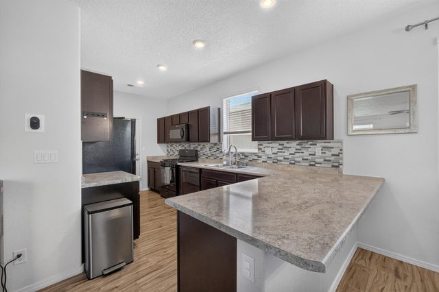 33 Hermanos Loop, Los Lunas, NM 87031