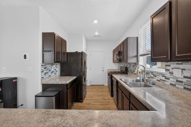 33 Hermanos Loop, Los Lunas, NM 87031