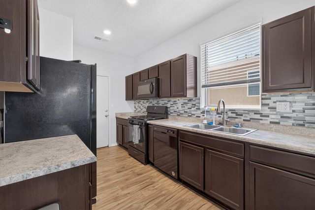 33 Hermanos Loop, Los Lunas, NM 87031