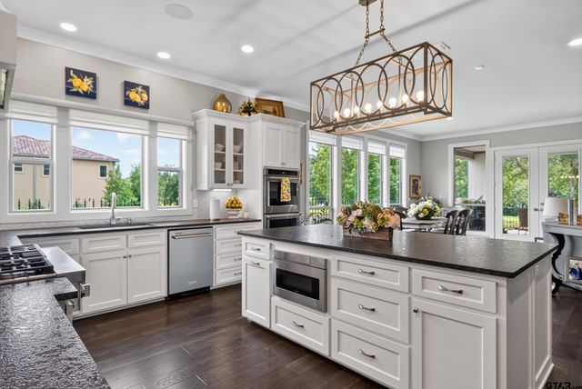 852 Laguna Dr., Tyler, TX 75703