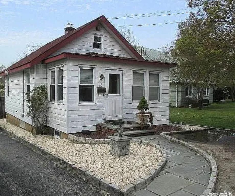 44 Perry Avenue, Bayville, NY 11709