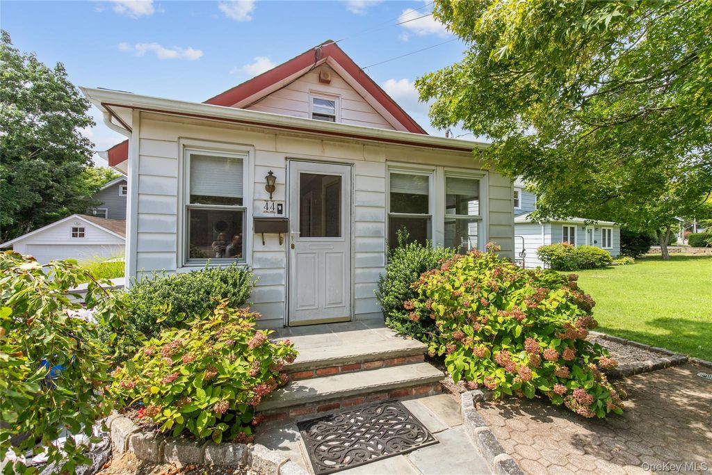44 Perry Avenue, Bayville, NY 11709 — photo 2