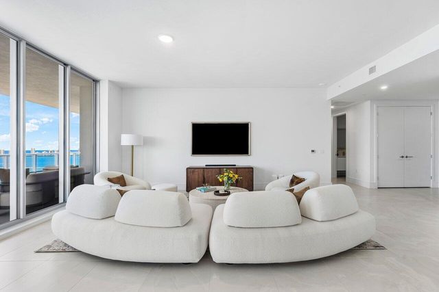 220 Lake Shore Drive 2109, Lake Park, FL 33403