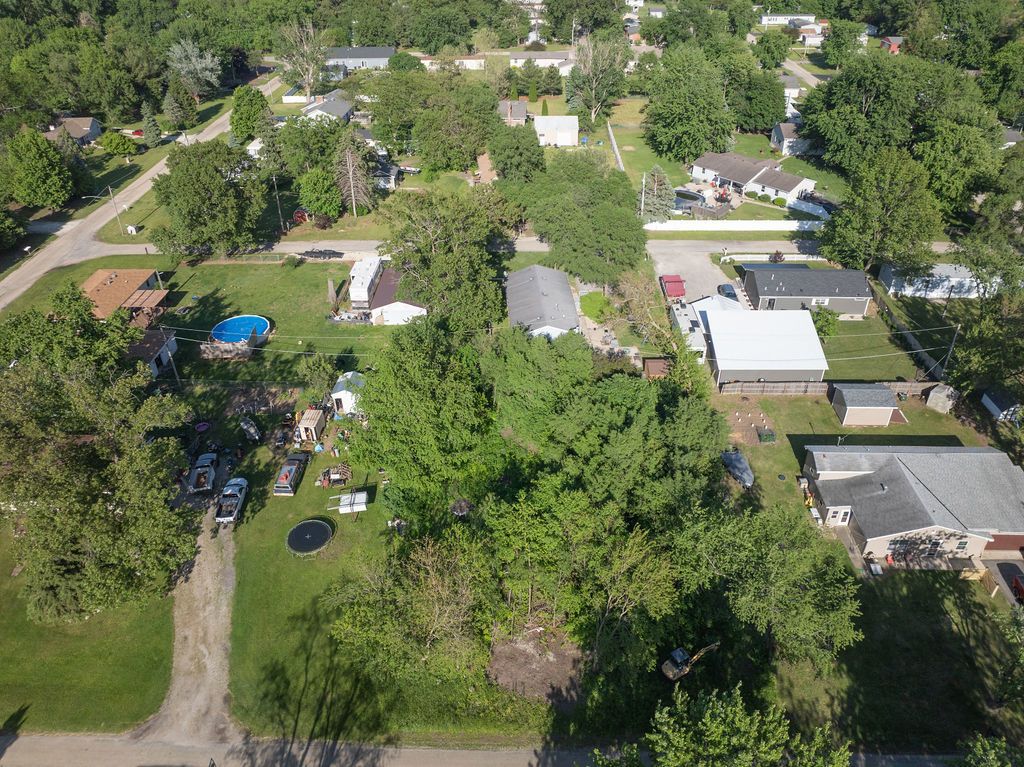Image 2 of property listing at 146 N Robert Drive, Godley, IL 60407