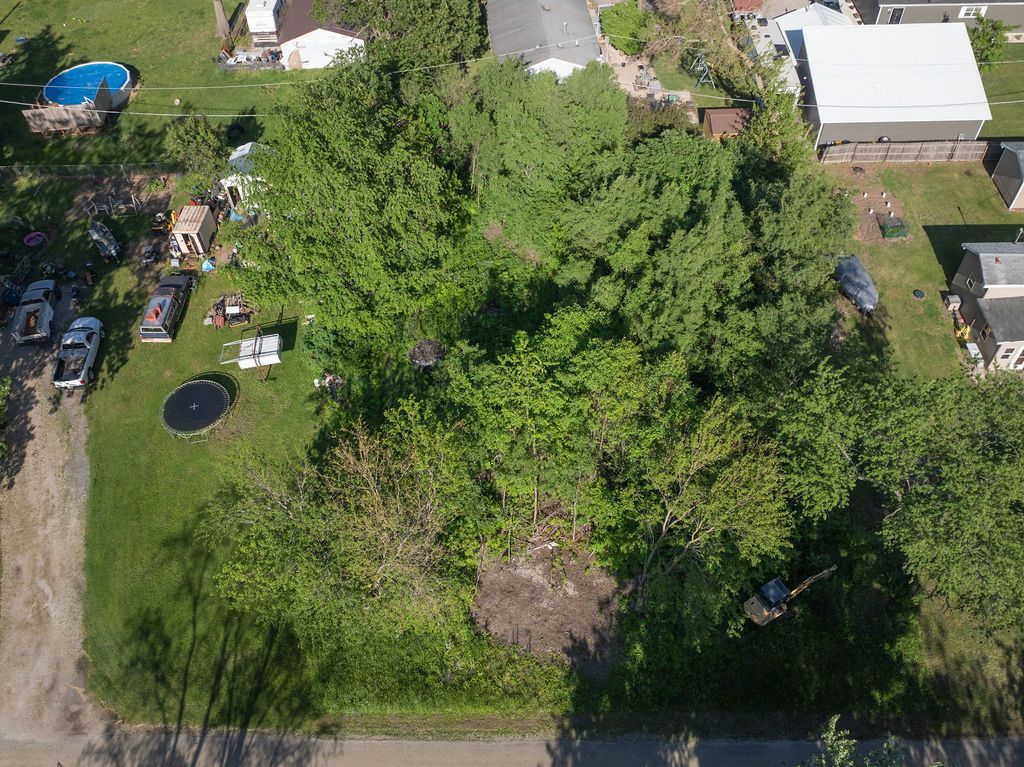 Image 4 of property listing at 146 N Robert Drive, Godley, IL 60407
