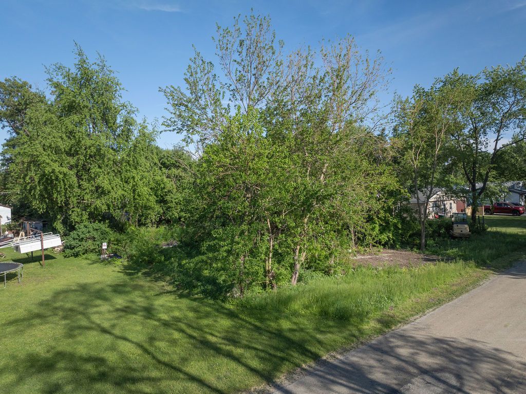 Image 5 of property listing at 146 N Robert Drive, Godley, IL 60407