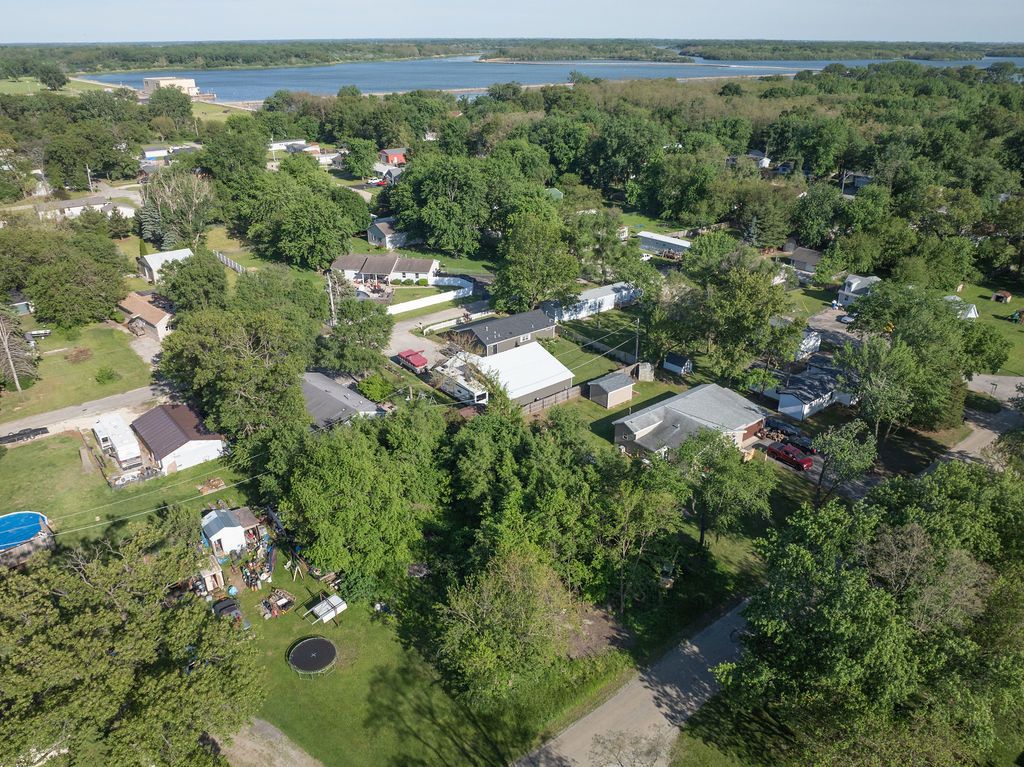 Image 6 of property listing at 146 N Robert Drive, Godley, IL 60407