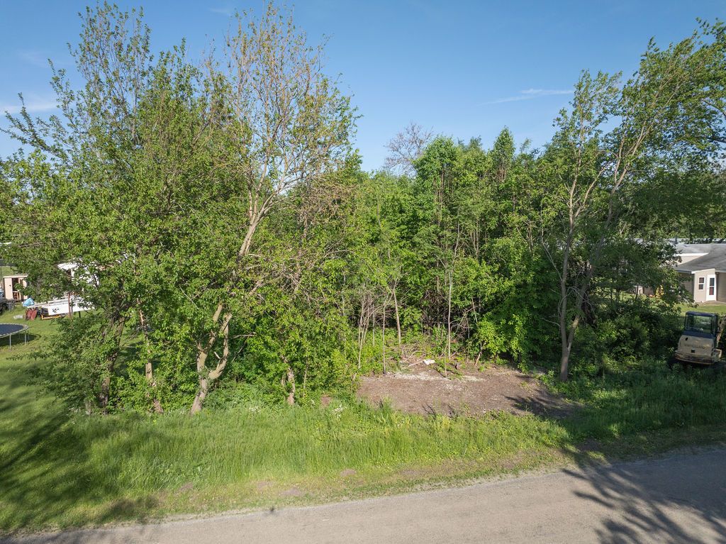Image 7 of property listing at 146 N Robert Drive, Godley, IL 60407
