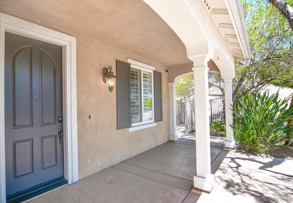 Image 4 of property listing at 3805 Sacramento Dr, La Mesa, CA 91941