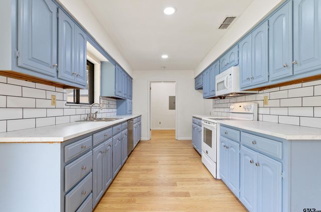 208 Treetop Lane, Hideaway, TX 75771