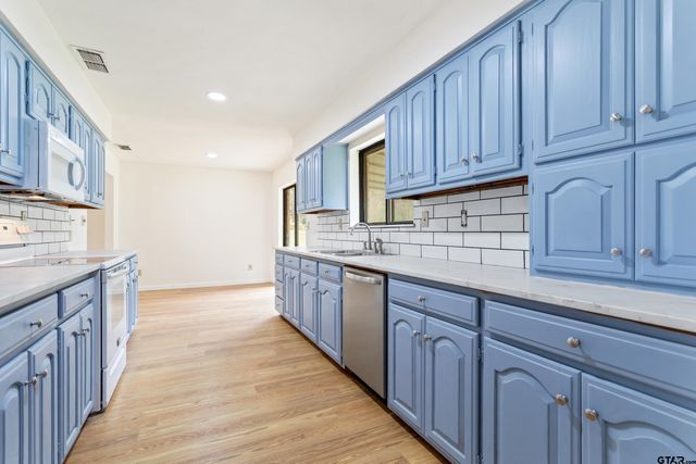 208 Treetop Lane, Hideaway, TX 75771