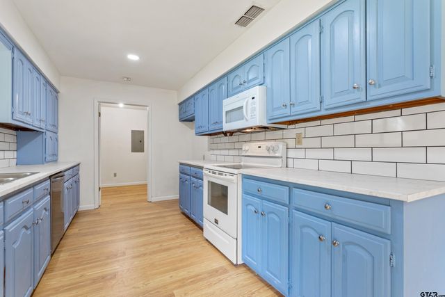 208 Treetop Lane, Hideaway, TX 75771