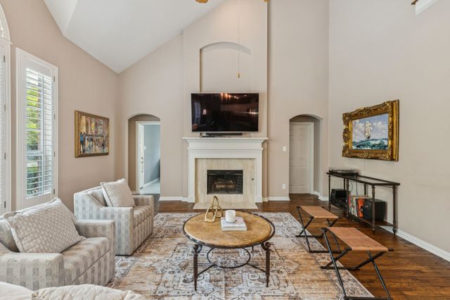 8904 Meadowknoll Drive, Dallas, TX 75243