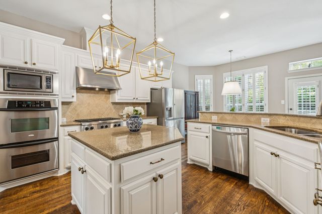 8904 Meadowknoll Drive, Dallas, TX 75243