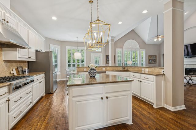 8904 Meadowknoll Drive, Dallas, TX 75243